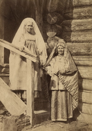 William Carrick.
Girl and married woman in festive costumes.
Poretskoye village, Alatyr uyezd,
Simbirsk province.
1871-1878.
Albumen print