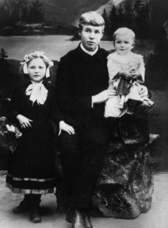 Sergey Yesenin with sisters. Moscow.
1912