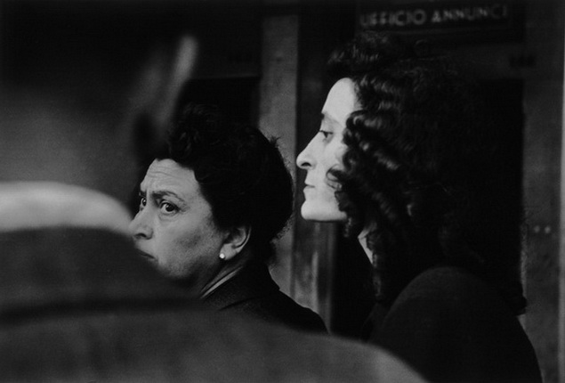 Robert Frank.
Profile, Venice, 1951 / c.1980.
Vintage gelatin-silver print. 27,7 x 35,5 cm.
Collection Fotomuseum Winterthur, Permanent loan from Volkart Stiftung