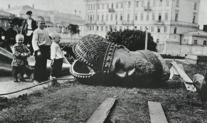 Unknown author. Removal the Alexander III monument  in Moscow. 1918. Moscow House of photography