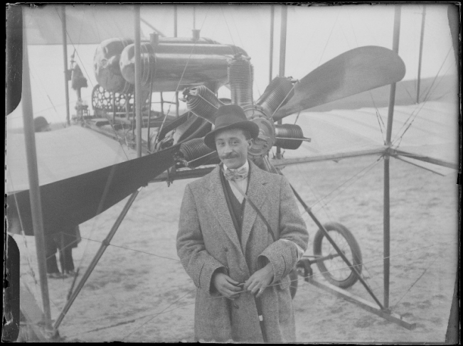 Фотограф Луис-Рамон Марин у самолета. 1910-е годы.