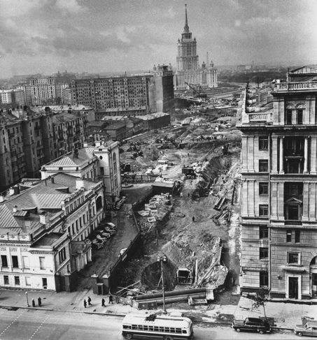 Dmitry Baltermants.
‘Cutting through’ to build Kalinin Avenue. 1960.
Artist’s print.
Museum ‘Moscow House of Photography’
