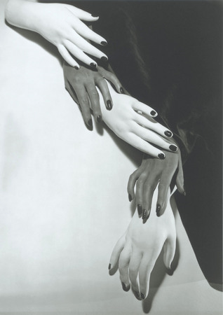 Хорст П. Хорст.
Руки, руки… 
1941. 
Courtesy H.P. Horst Estate, Volker Diehl Gallery, Berlin