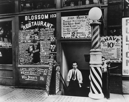 Беренис Эбботт.
Преуспевающий ресторан, Бовери 103. 
24 октября 1935. 
Музей города Нью-Йорка