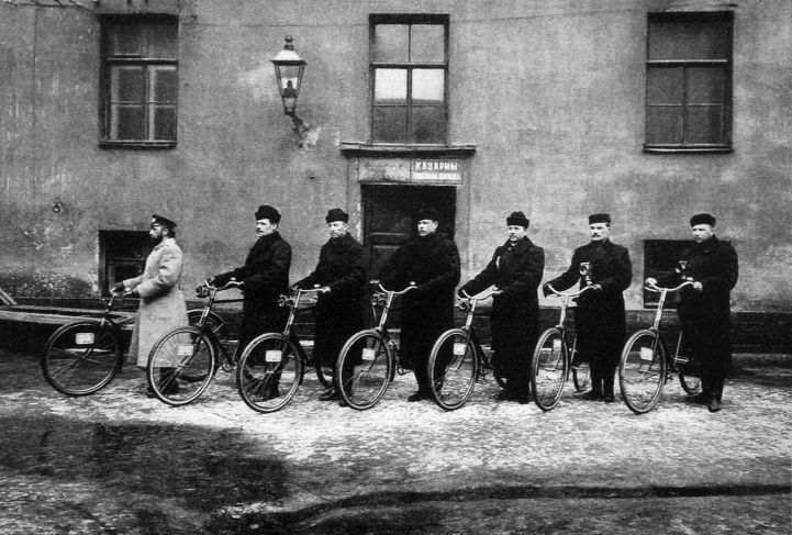 Неизвестный автор.
Команда полицейских велосипедистов. 
1901. 
Музей «Московский Дом фотографии»