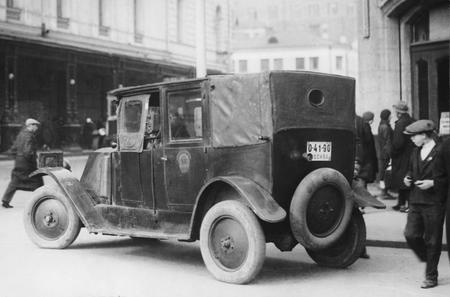 Наум Грановский.
Первое такси «Рено». 
1930-е