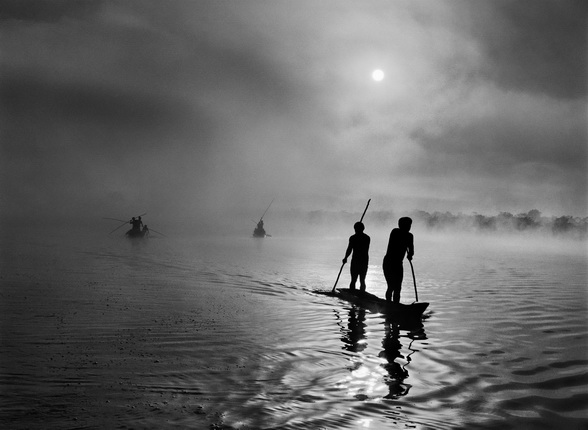A group of Waura Indians fish in the Puilanga Lake near their village. 
Upper Xingu. Mato Grosso State. Brazil. 2005.
Photograph by Sebastião SALGADO / Amazonas images