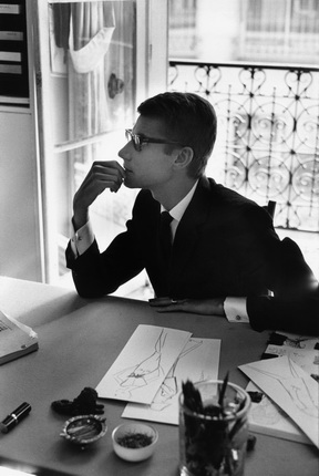 Марк Рибу.
Ив Сен-Лоран за рабочим столом.
Париж, 1964.
© Marc Riboud