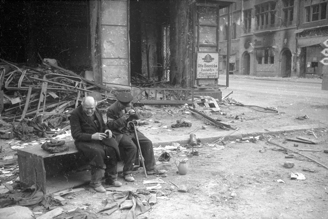 «Зачем война?» слепой с поводырем. Берлин. 1945