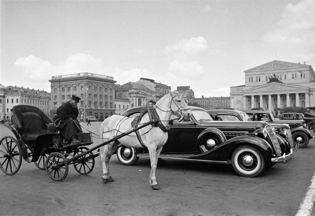 Аркадий Шайхет.
Извозчик и автомобиль. Стоянка такси у Большого театра. Москва, 1935.
Серебряно-желатиновый отпечаток