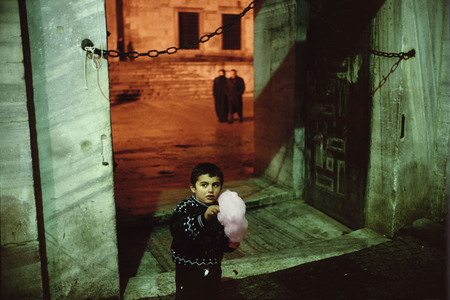 Alex Webb.
Turkey. Istanbul. Outside of the Blue Mosque during Ramadan. 
2001. 
© Alex Webb/Magnum Photos