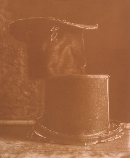 Дэвид Макдермот, Питер Макгаф.
Коробка-цилиндр. 
1915 / 1991.
Двухцветный гуммиарабик. 
©McDermott & McGough. Courtesy Galerie Jerome de Noirmont, Paris