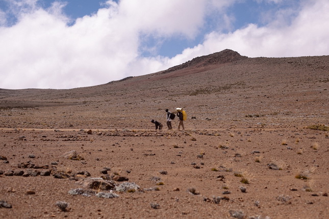 Эрик Майкл Джонсон.
Саша Шульчев пересекает участок горной пустыни, напоминающий марсианские ландшафты, Килиманджаро.
Июнь, 2012