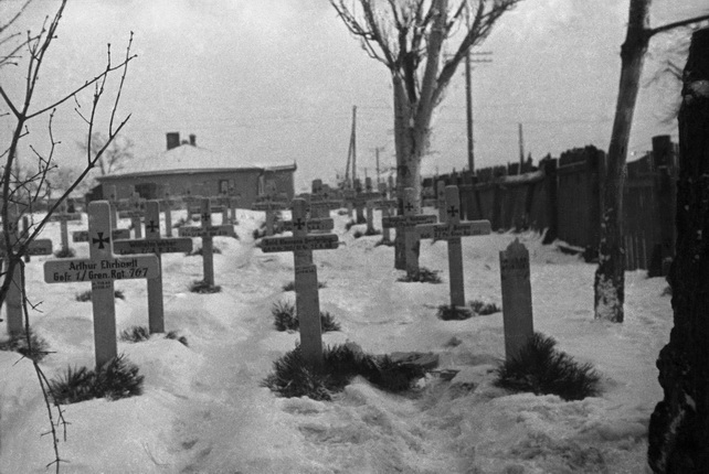 Георгий Липскеров.
Немецкое кладбище. Зима 1942-1943.
Семейный архив