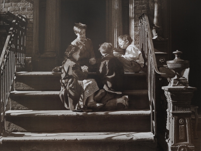Walter Rosenblum.
Gypsi Children Playing Cards.
From the ‘Pitt Street’ series, 1938.
Digital print.
Rosenblum Photography Archive