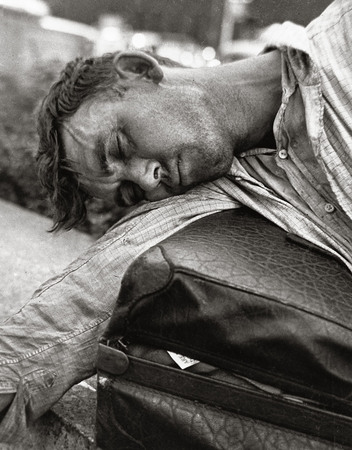 Натан Лернер.
Спящий на чемодане. Чикаго. 
1935