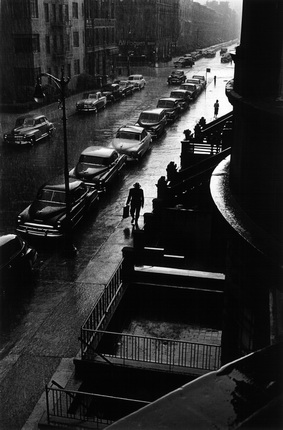 Ruth Orkin.
Man in Rain, West 88th Street, NYC.
1952.
© Mary Engel - Orkin/Engel Film and Photo Archive