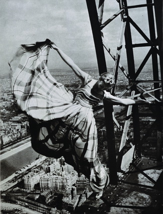 Erwin Blumenfeld.
Lisa Fonssagrives on the Eiffel Tower.
Paris, 1939.
Modernism Inc., San Francisco.
© The Estate of Erwin Blumenfeld