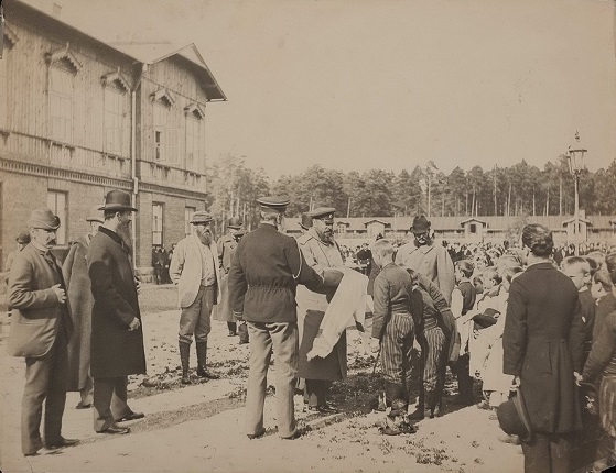 Spala. Emperor Alexander III with a delegation of local residents. [1886].