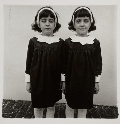 Диана Арбус.
Однояйцевые близнецы. Розелл, штат Нью-Джерси
США, ок.1967.
Серебряно-желатиновый отпечаток.
Предоставлено фотомузеем WestLicht, Вена