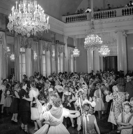 Танцы в Доме культуры. Ленинград. 1945